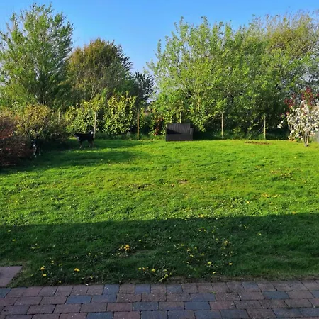 Mia, Urlaub Mit Hund, Eingezaeunter Garten, Friedrichskoog-spitze * フリードリッヒシュコオク